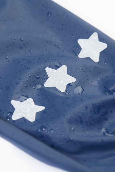 Star-shaped print on rain pants with rain on them
