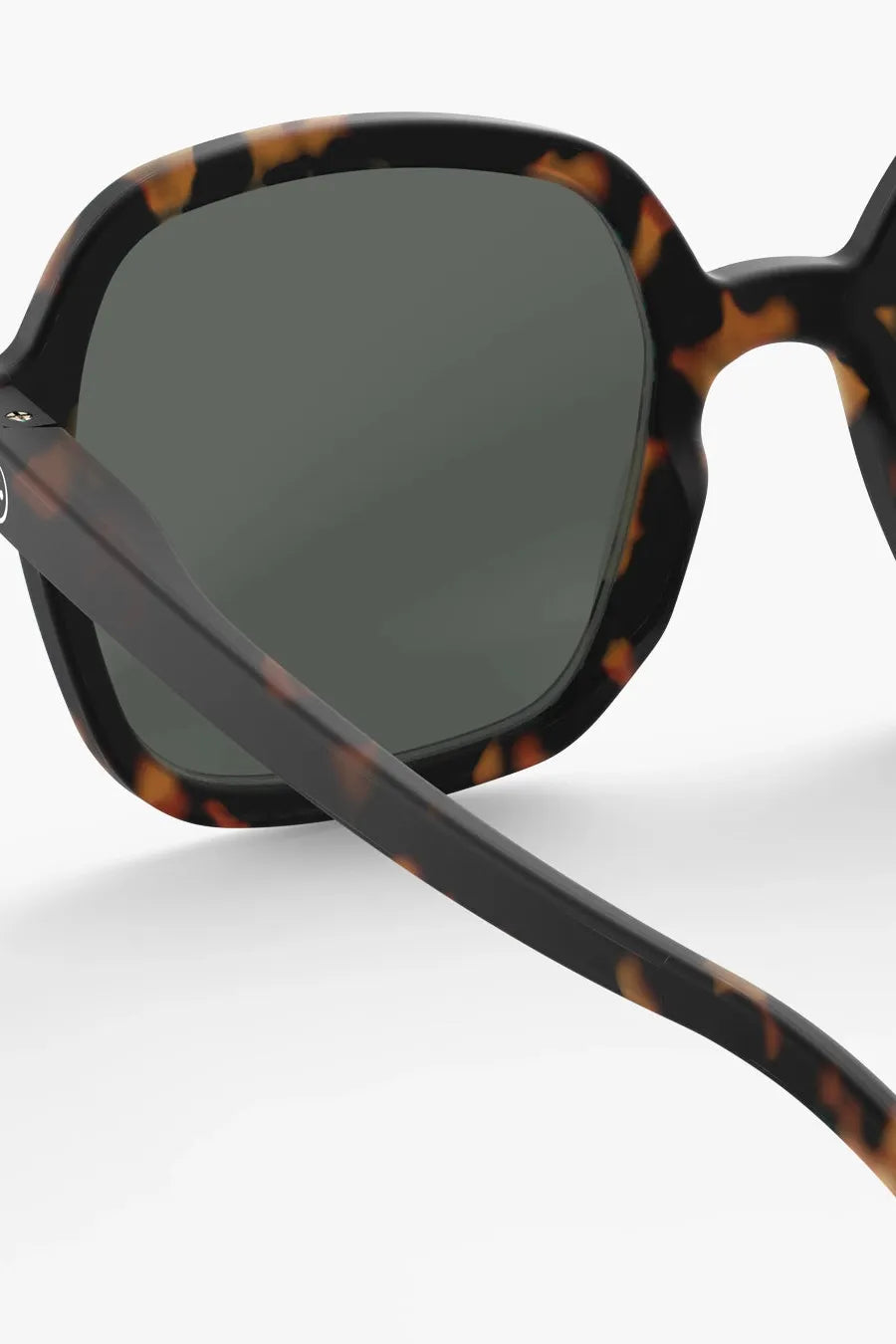 Close up of the Izipizi Sun #OFFICE Tortoise sunglasses lense.
