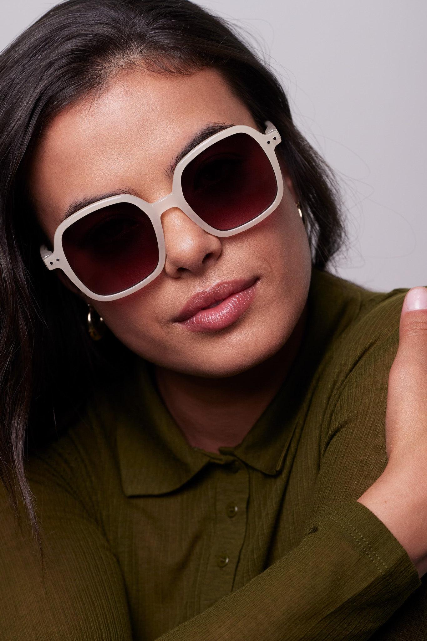 Model wearing the Izipizi Sun #OFFICE Vintage Cream sunglasses, showcasing oversized shape and cream design.