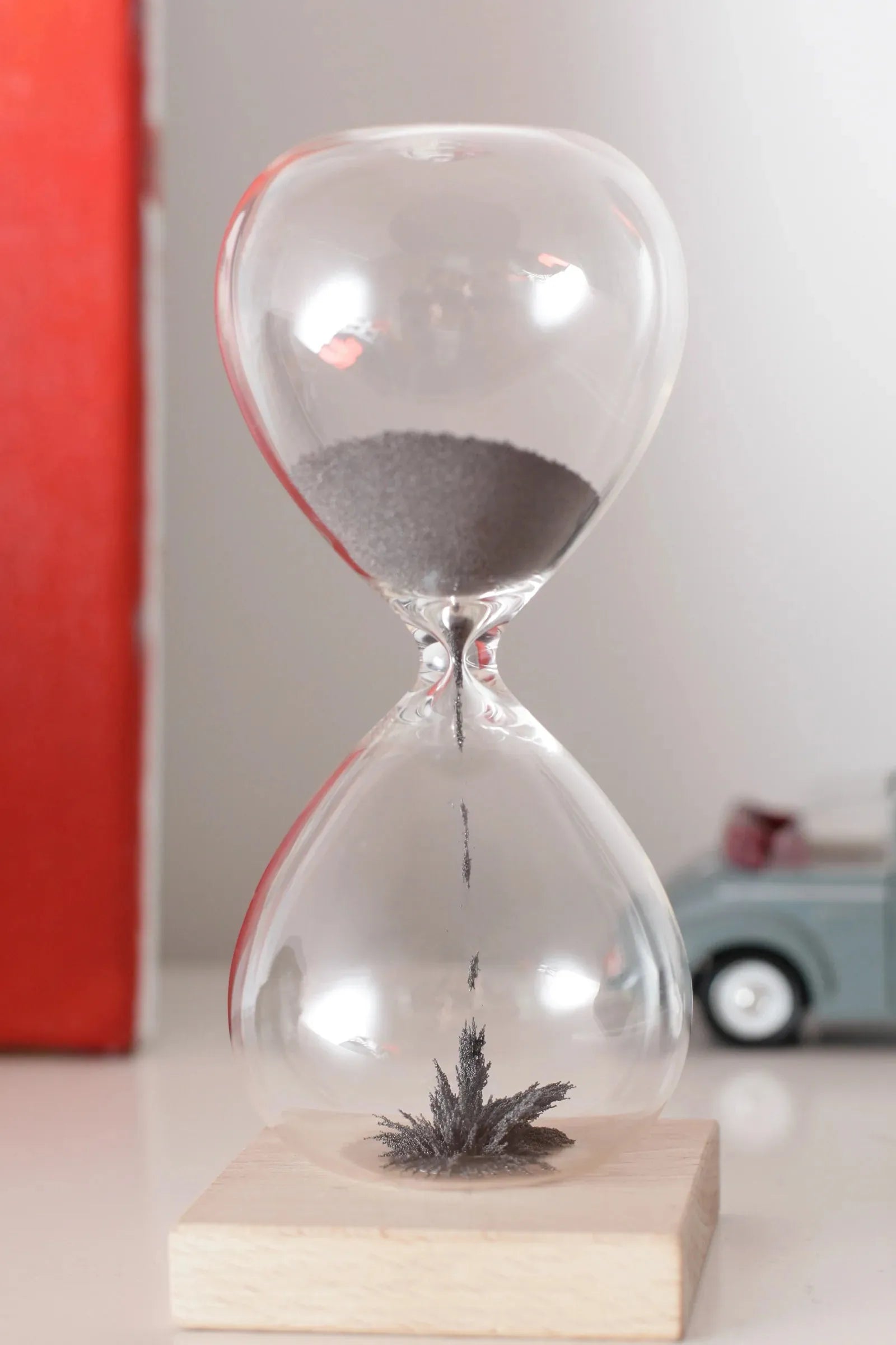 Kikkerland Hourglass Magnetic Sand