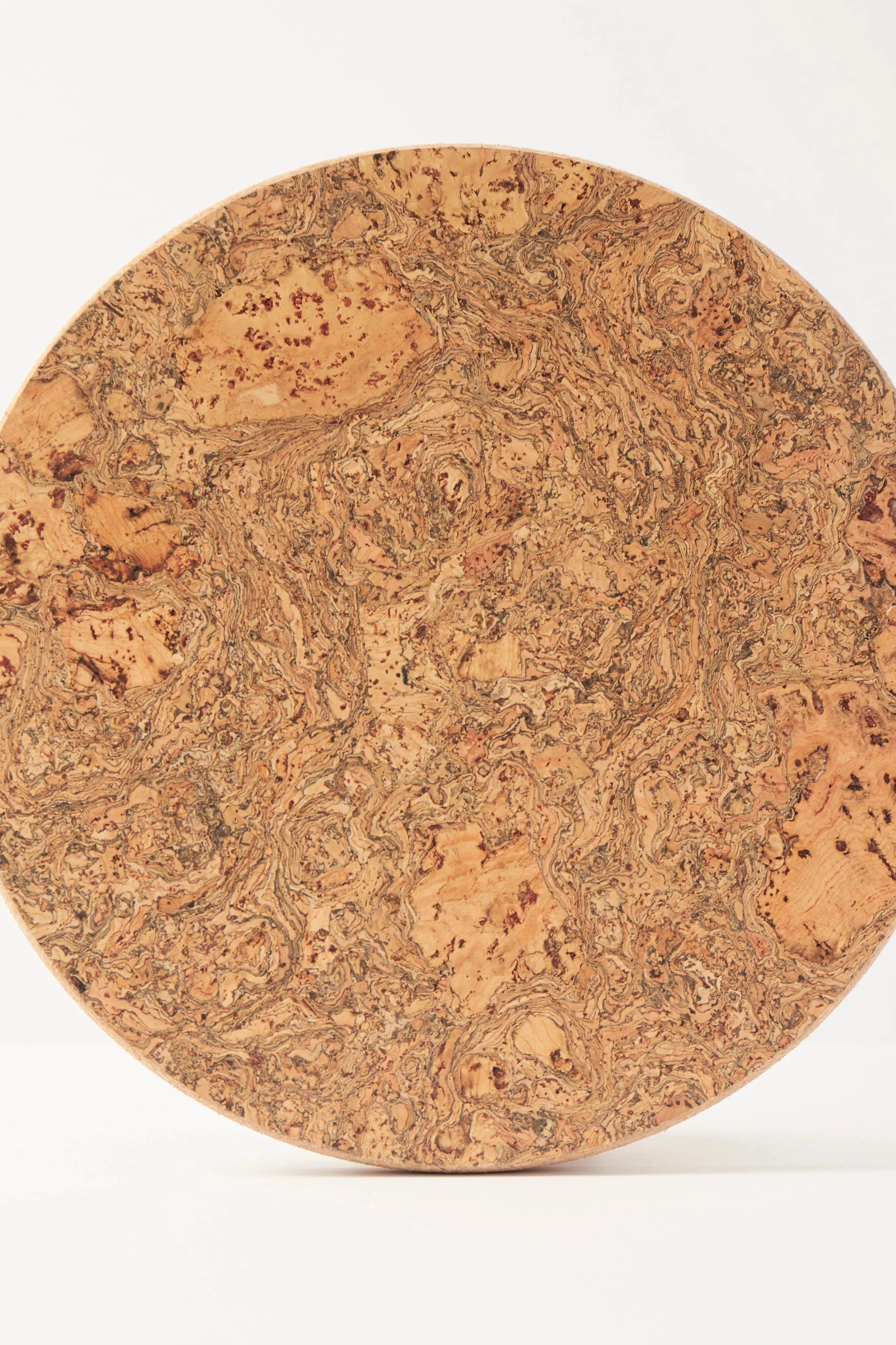 Liga Natural Cork Round Medium Trivet, 25 cm in diameter and 2 cm thick, featuring unique marbled patterns.
