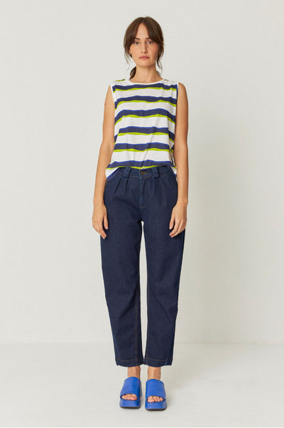 model wearing relaxed fit trousers with an ankle length, side pockets, and a front zip closure-front-view.