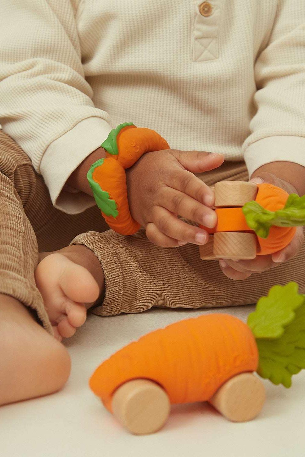 Wooden baby car for 0–4 years, designed to promote motor skills, sensory play, and imaginative learning.