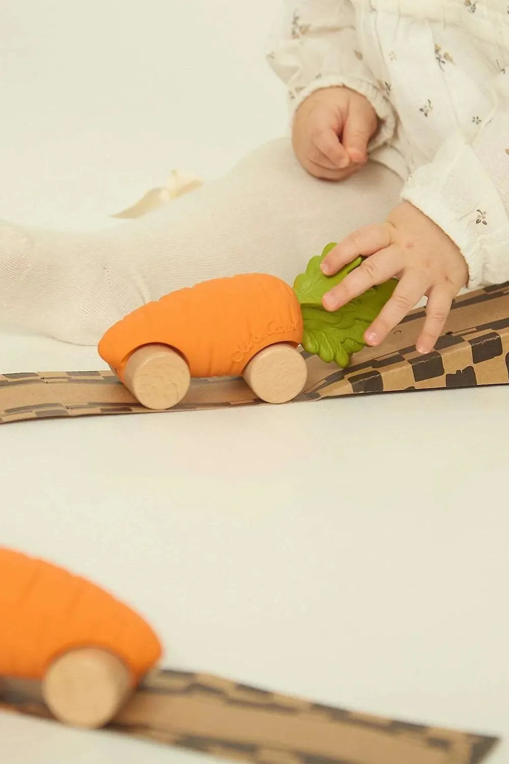 Carrot-inspired infant car toy, FSC-certified wood and natural rubber, eco-conscious and perfect for imaginative play.