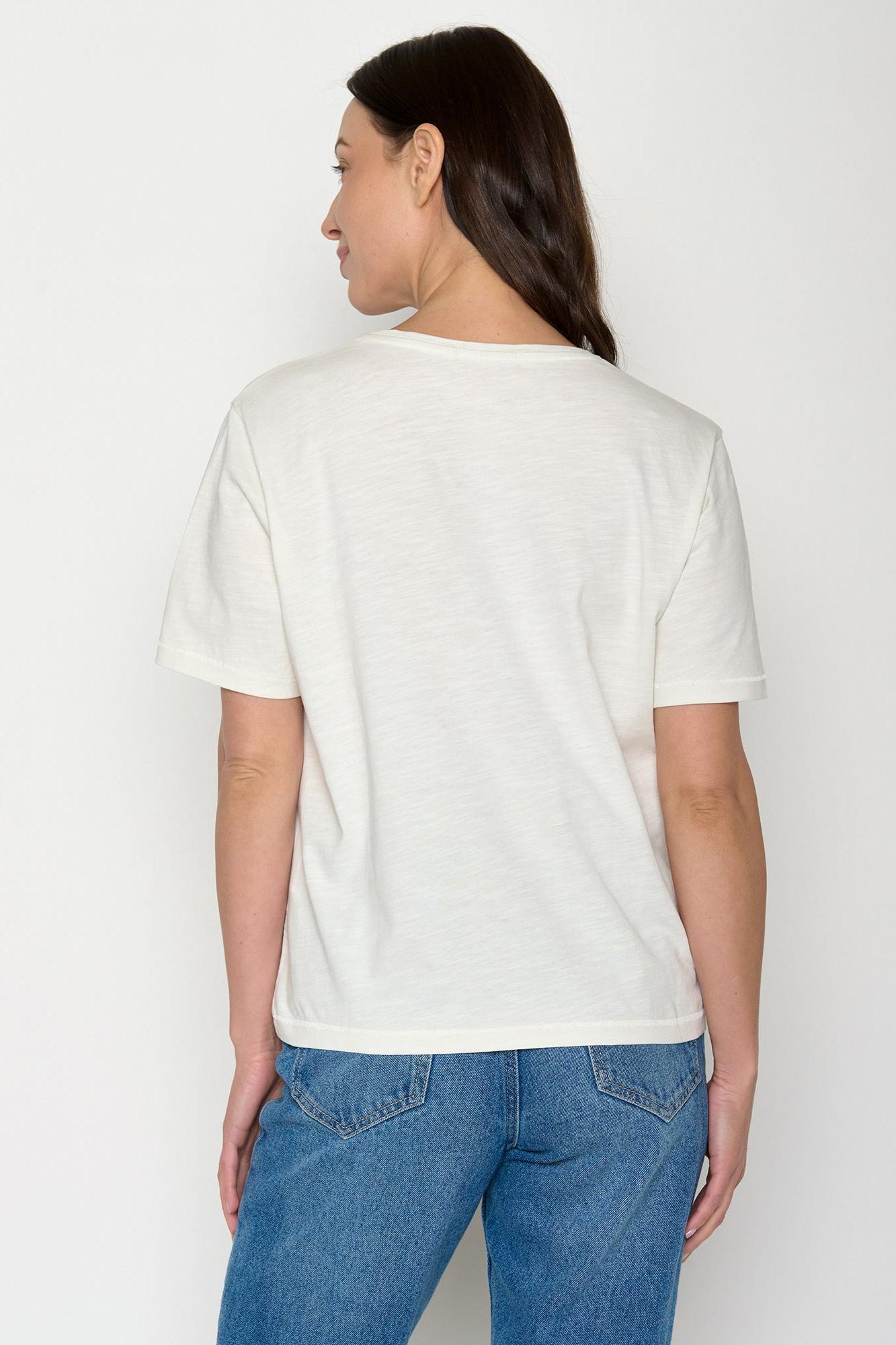 Woman wearing a white organic cotton t-shirt